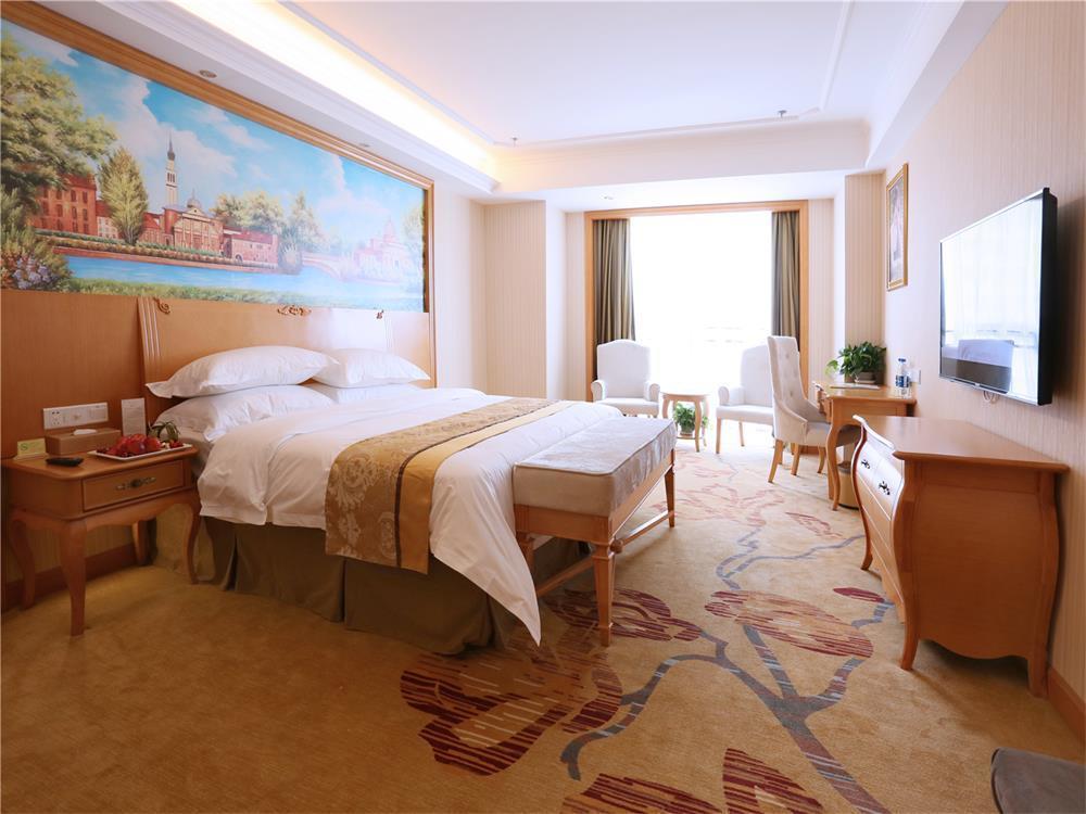 Vienna International Hotel Yantai Changjiang Road Xingyi Square Branch Экстерьер фото